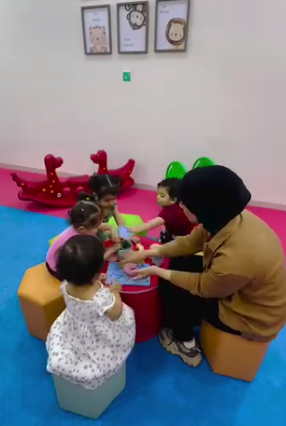 أطفال في حضانة مونتيسوري