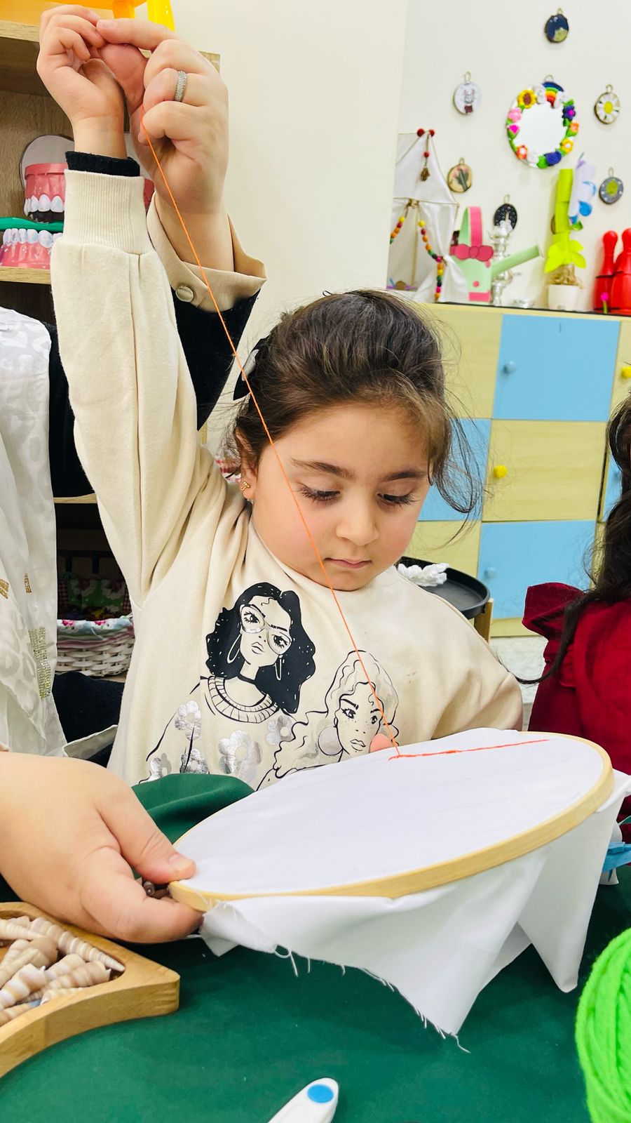 طفلة تتعلم التطريز