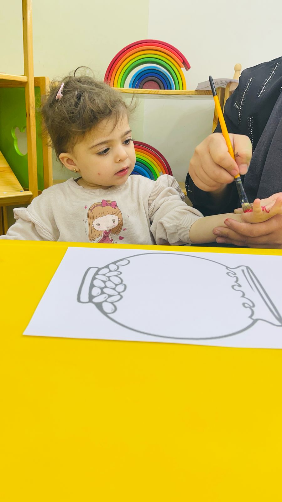 طفلة تلون رسمة