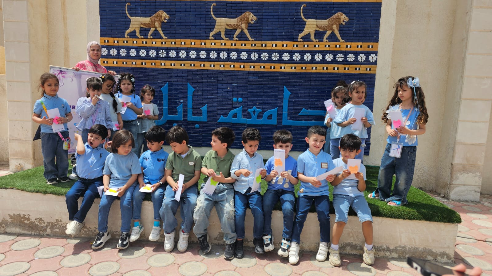 صورة جماعية في حرم الجامعة